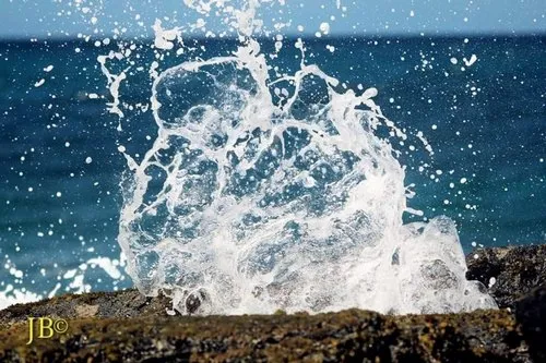 Organic Art Splashing Waves at La Cambuse