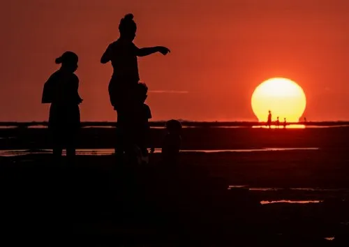 Silhouettes of children playing at Riambel