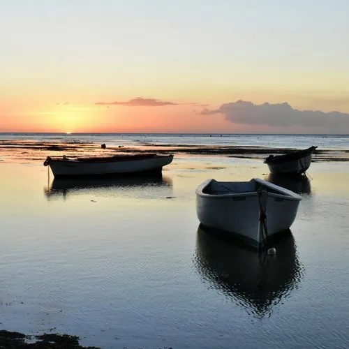 Pirogue & reflection at low tide during sunset in Albion