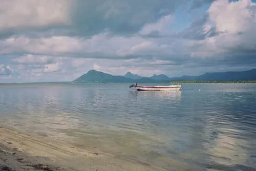 Pirogue & mountains in the background at Paradis hotel