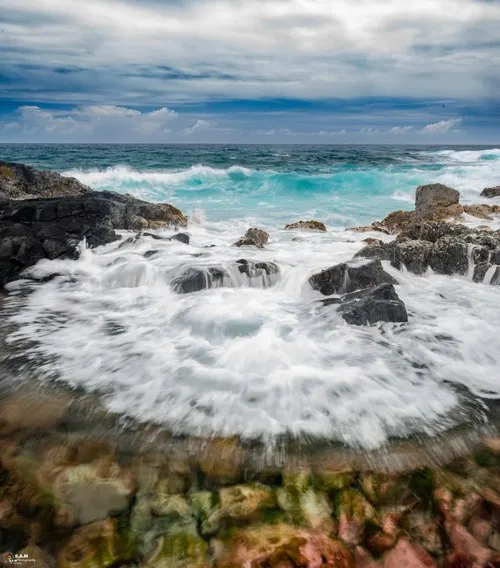 Moderate long exposure photography of sea foam at la Cambuse