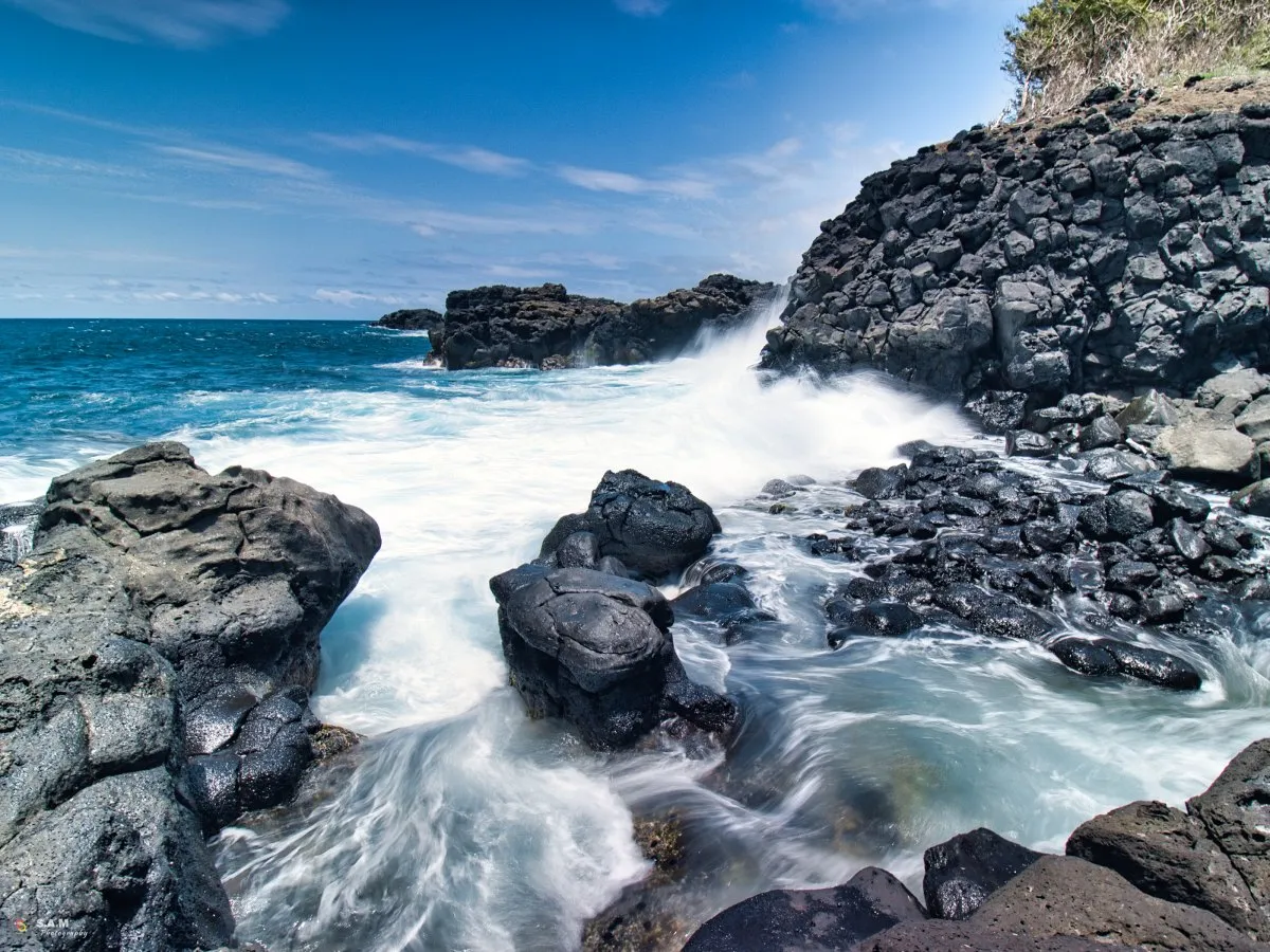 Long exposure photo of waves crashing against cliffs on Mauritius' southern coast at Le Souffleur