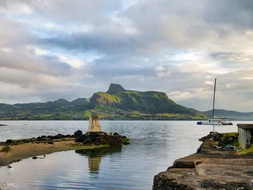 Catamaran with Lion mountain in the background
