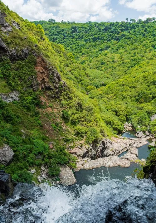 Water flowing to the valley of Tamarind Falls