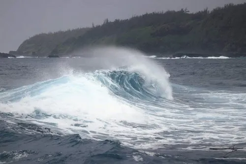 Waves during Batsirai cyclone at l'Escalier