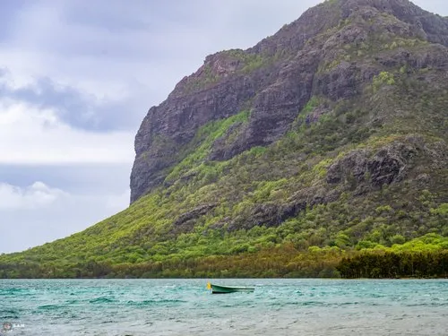Pirogue with close-up of le Morne mountain