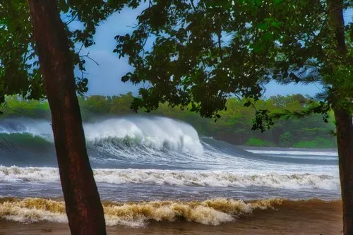 High waves in the bay of Tamarin