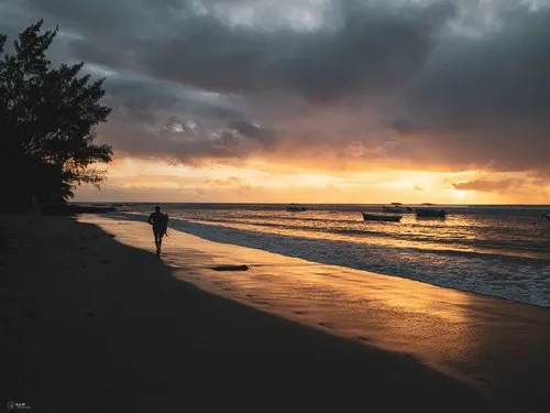 Tamarin beach, the best surfer's spot of Mauritius ?