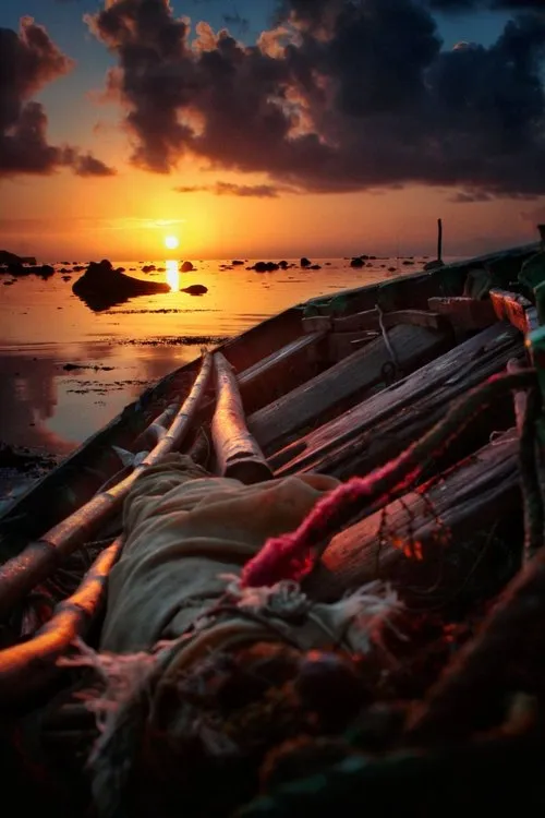 Old boat & Sunrise at Rivière des créoles
