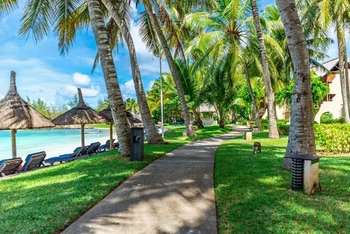 Belle-Mare Hotel Beach garden pathway