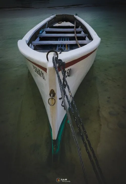 Lonely pirogue at Bain Boeuf beach